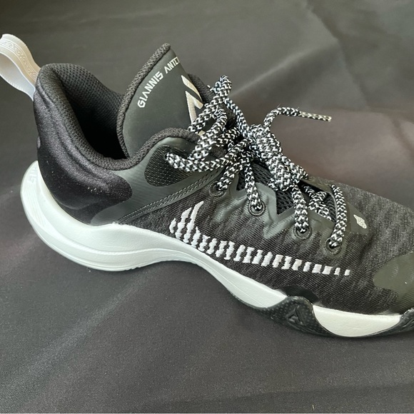 NWOB Nike Kids Giannis Immortality Basketball Shoes - Picture 7 of 10